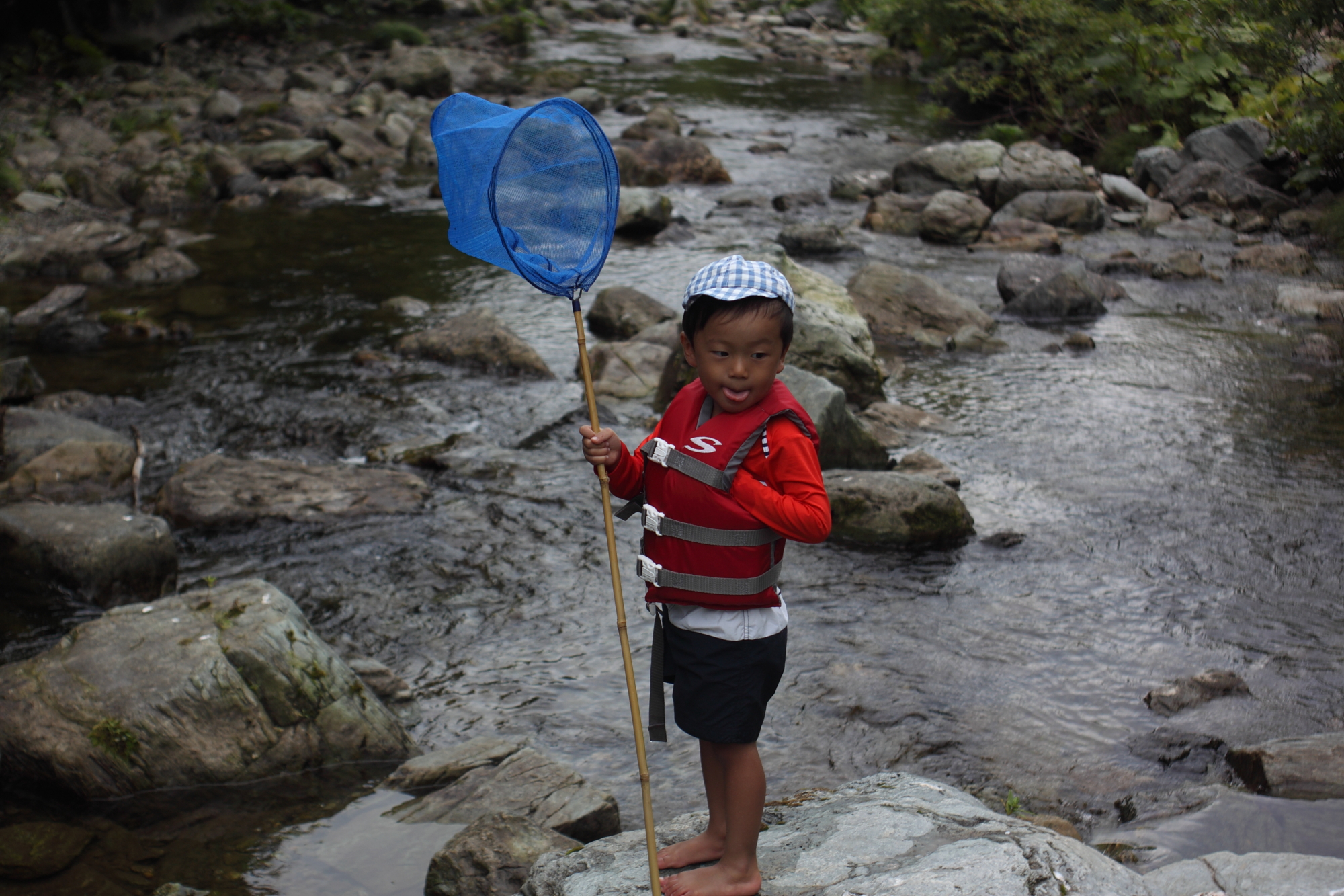 そうなれば網を持って川に行きます。