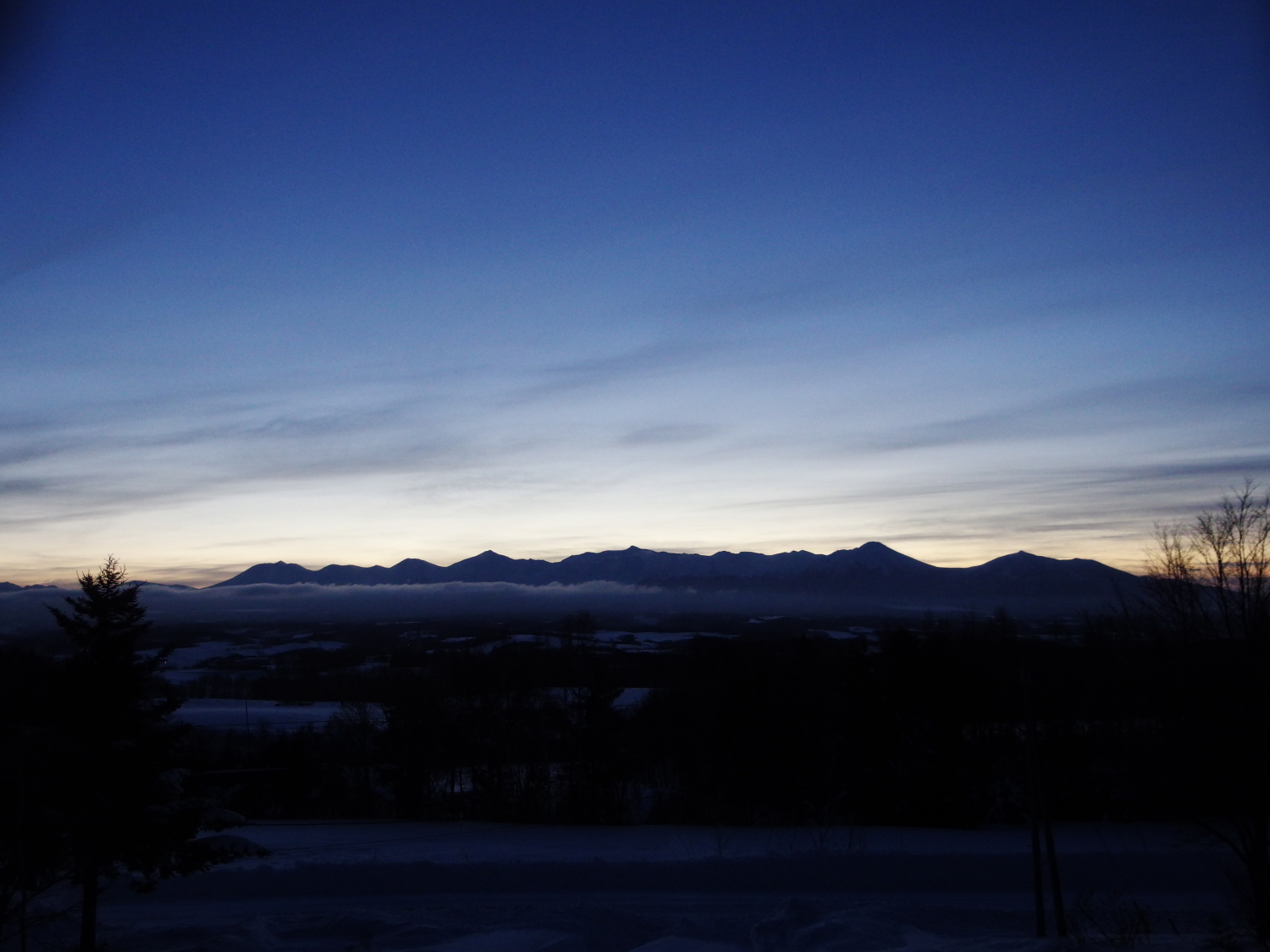 山が一望出来る丘の上にあります。