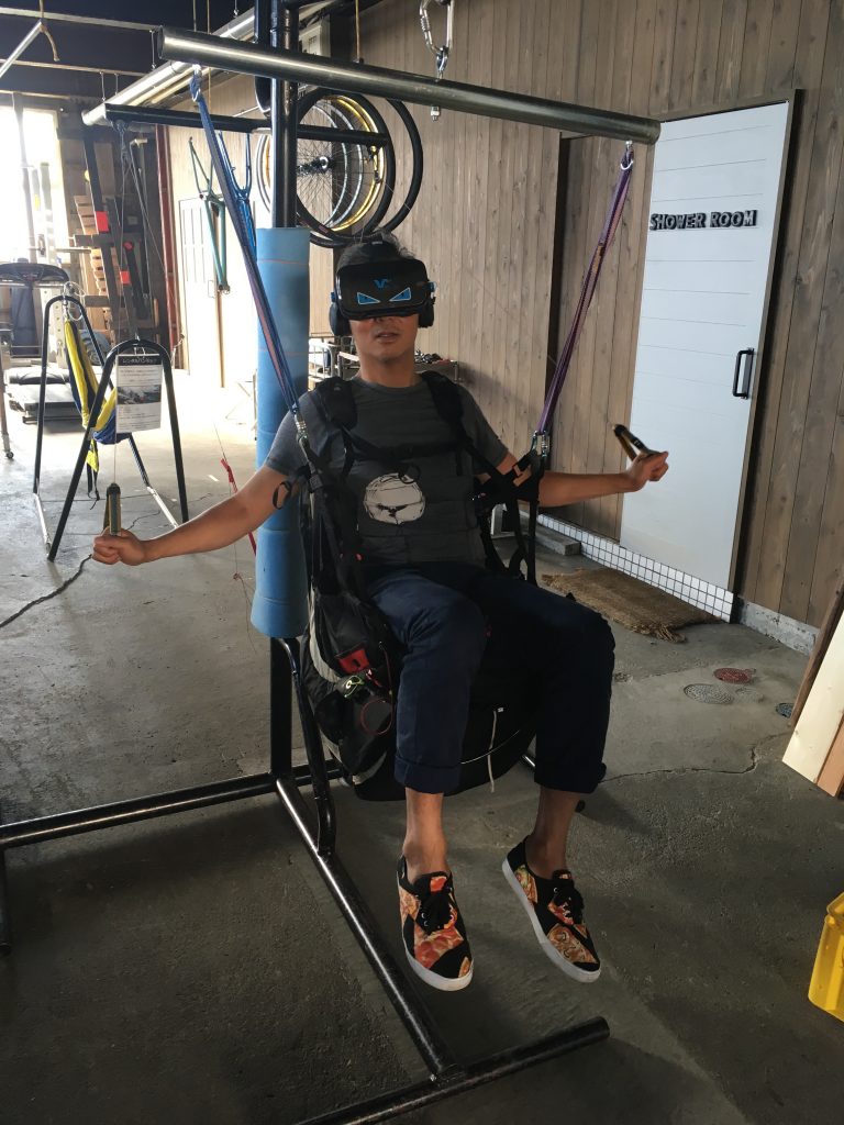 VRでパラグライダーをする先輩。。
