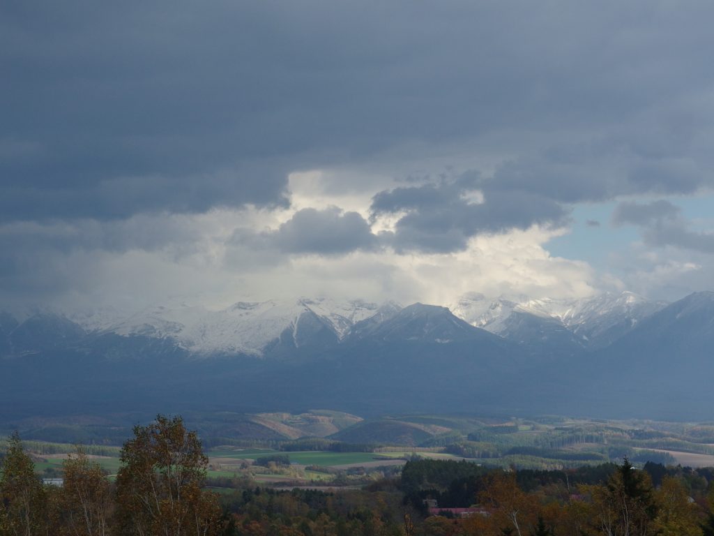 山の頂きが白くなり。
