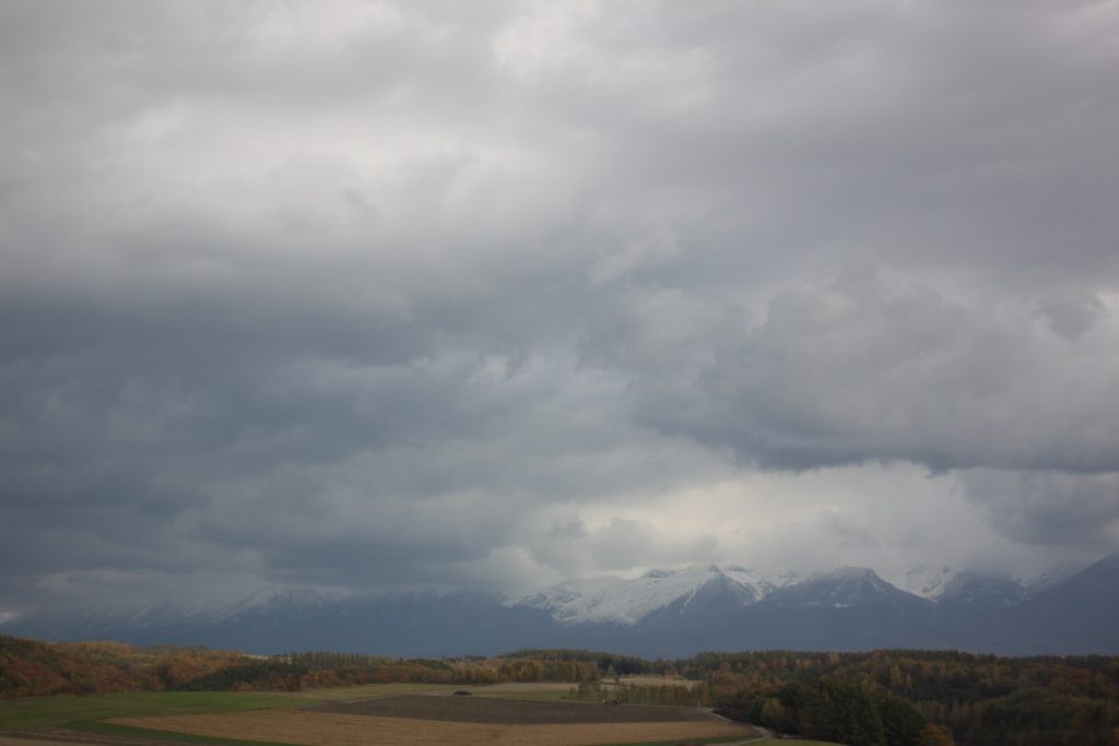 また、雲がやってきては。