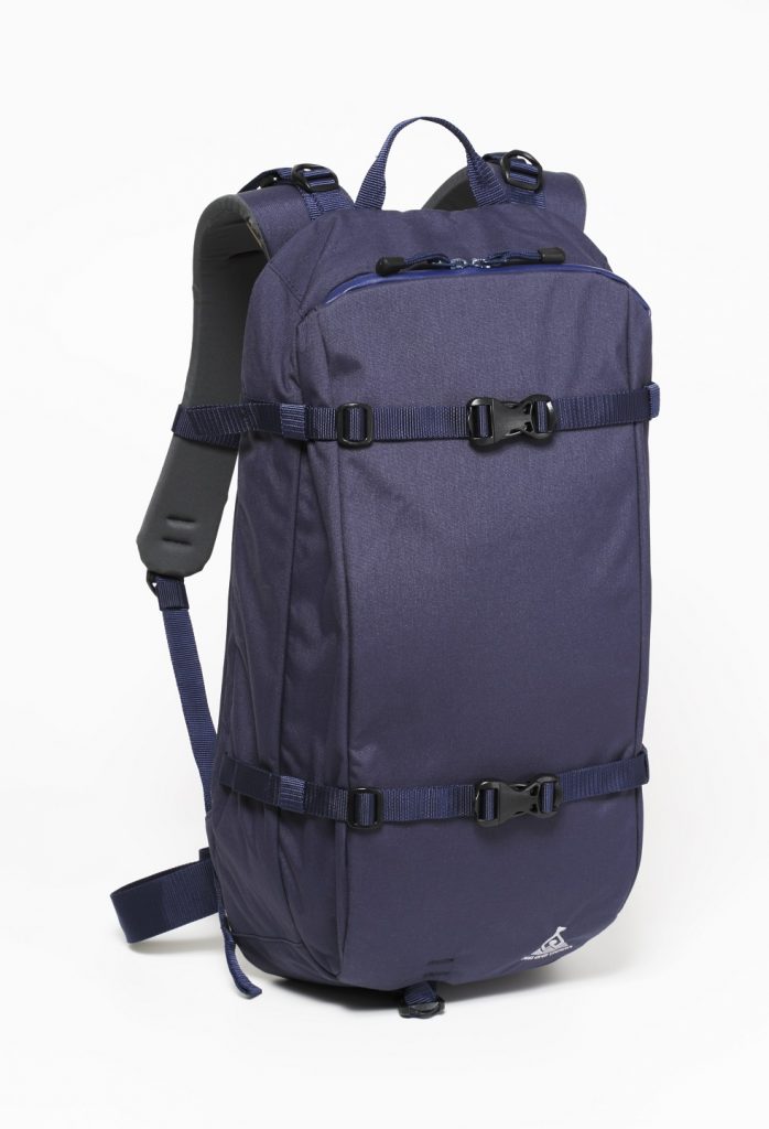 1dayバックカントリーを想定した25Lザック。 1時間程度のハイクアップであればこれで良し！ 見た目をすっきりさせたい時はボードを取り付けるテープは収納可能で、ウエストベルトも取り外し可能。バックカントリーではなく、パークで遊ぶユーザーにも最適です。 ※写真はNAVY　他にSILVER , GRASSHOPPER