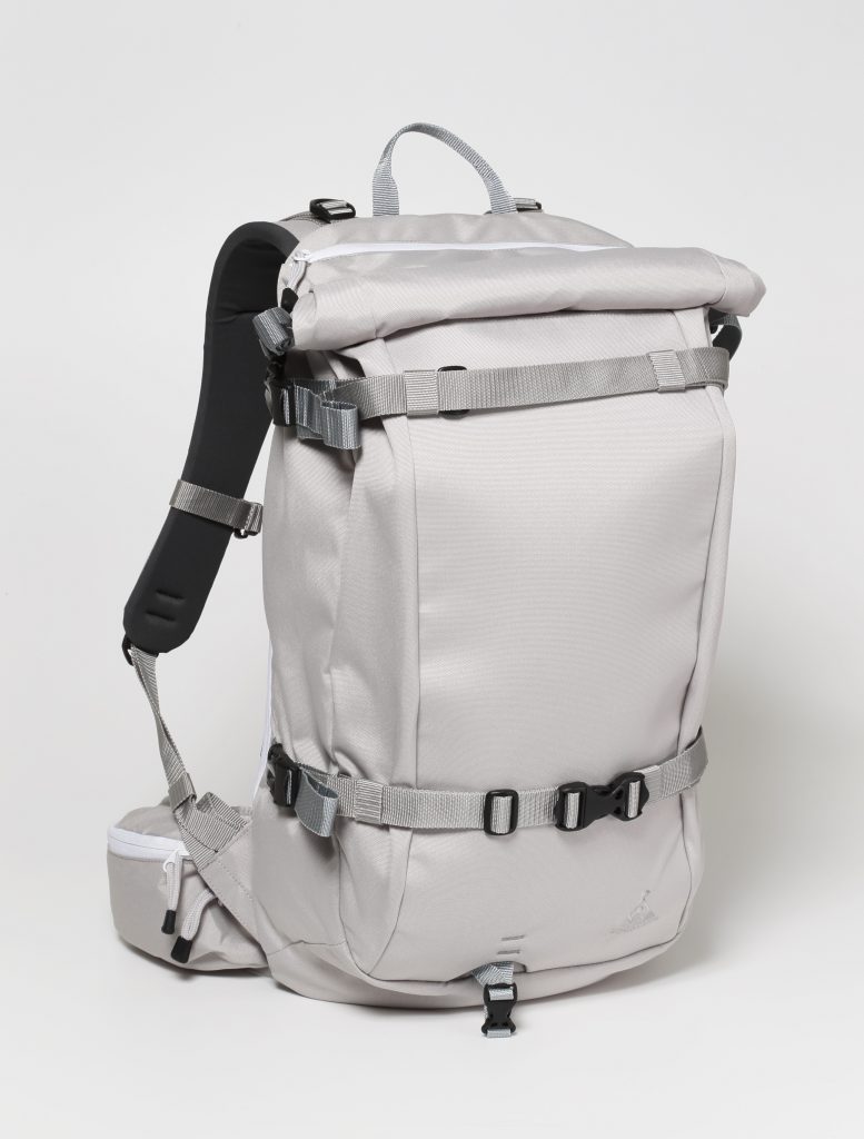 SNOWバックでは珍しい白系。 ウェアが暗くてもさりげなくバックでワンポイントですね ※写真はShumari 35 silver（Irwak38,Makiri25にも展開）