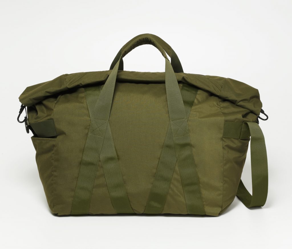 家から出る時はウェア、ブーツ、バインディング、スノーシュー等全てをこの袋に入れてあとは板を持つだけ。昔のパラシュートバックをイメージしました。 写真はM sizeのGRASS HOPPER。L size共にNAVYも展開