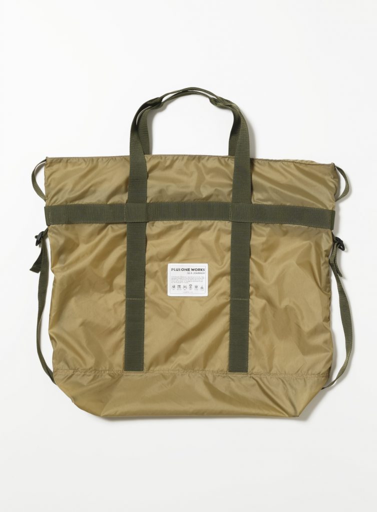 STUFF BAG的な要素とトートバックを組み合わせました。入れる物次第でサイズのテープを縮め小さくできるので、下着、ミッドレイヤー、ウェアなどを小分けにする時にはとても便利。 ※写真はL size サイズによってテープの色が違います。