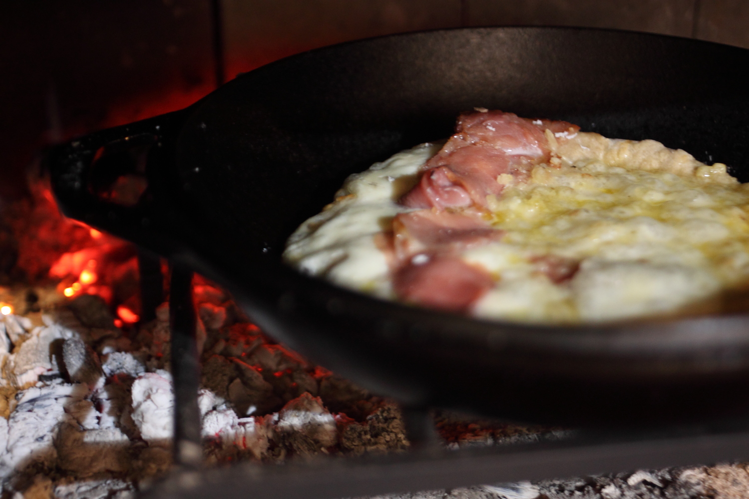 桜の薪でピザを焼く！ トッピングはシンプルな方が良い。 焼き上がったピザを口に入れると桜の優しい香りが口いっぱいに広がります。 